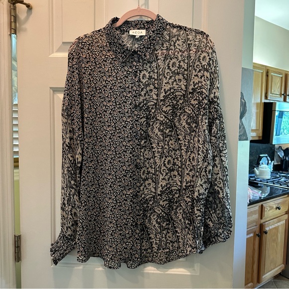 Acoa Tops - ACOA Black & White Printed Button-Up Blouse
